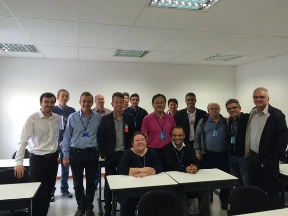 Equipe da Enesens, The Sniffers e técnicos da CETESB ao final da palestra sobre emissões fugitivas, São Paulo, agosto de 2015